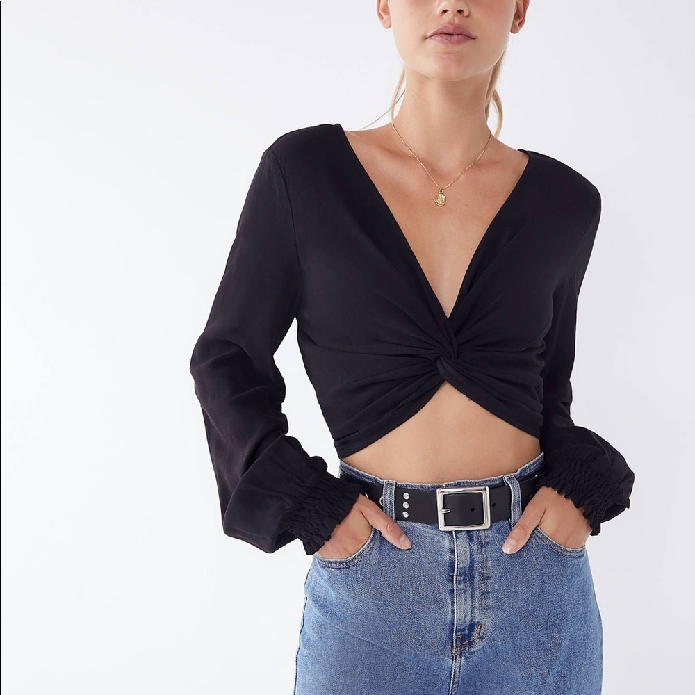 UO twist CROP TOP